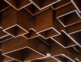 Design-Decke mit Akustik-Vorteil