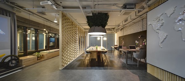 Coworking-Space mit Akustikoptimierung Coworking Space mit Akustik-Raumteiler und Akustik-Leuchten