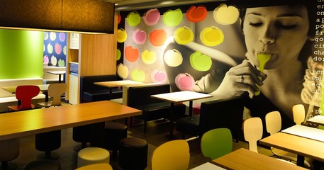 Grossformatiges Akustikbild im McDonald-Restaurant in Genf